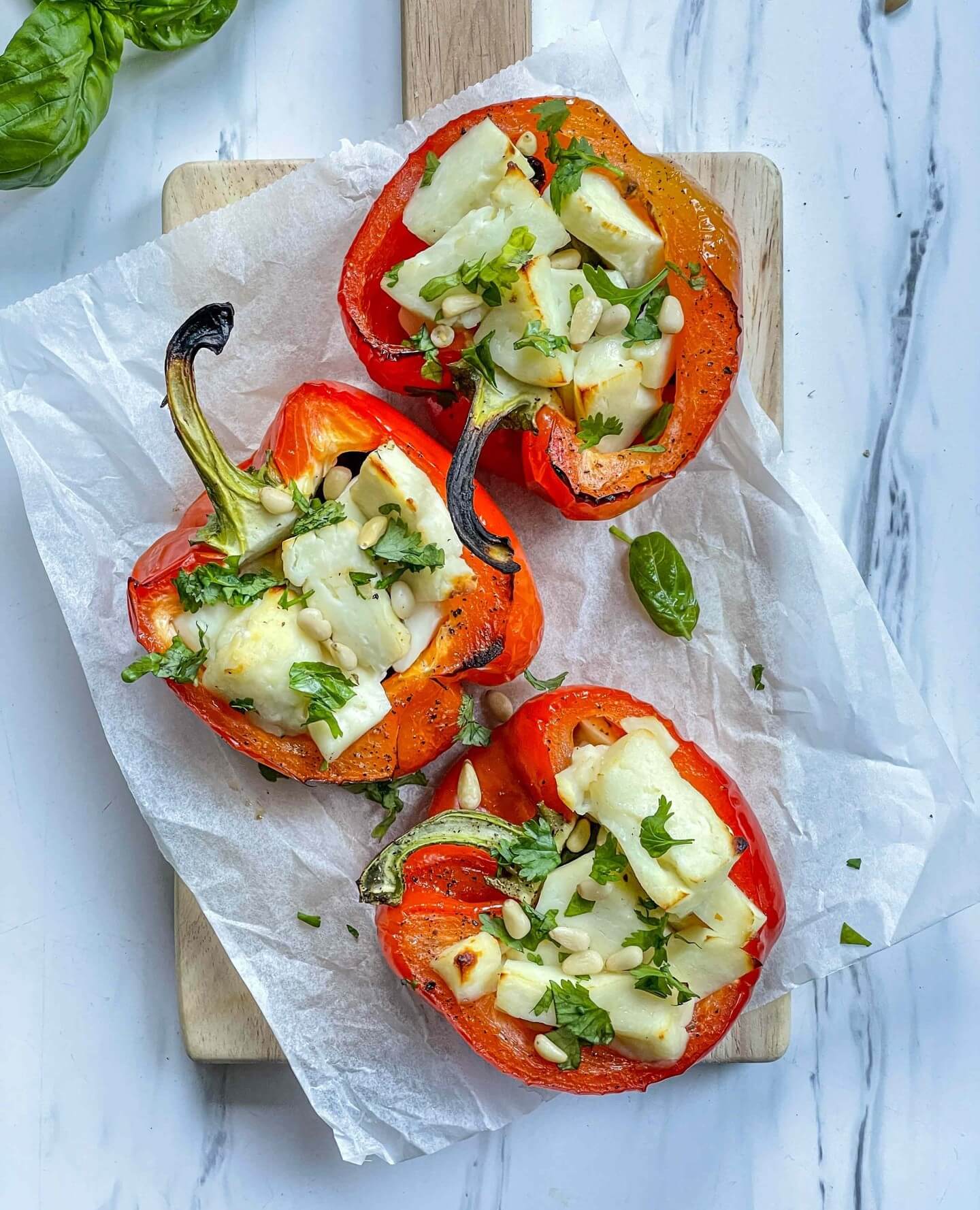 Halloumilla ja aurinkokuivatuilla tomaateilla täytettyjä paprikoita. Helppoa ja hyvää.⁠
⁠
Resepti löytyy blogin etusivulta.