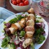 Kana-leipäkebab salaatilla ja dippikastikkeella