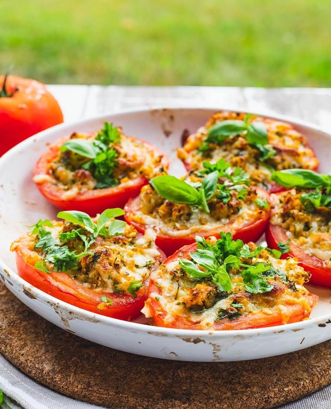 🍅🍅🍅 Juustolla ja tuoreilla yrteillä täytetyt tomaatit ovat herkullisia ja niin helppoja valmistaa. Ne ovat oiva lisäkeruoka esim. grillatun ruuan kanssa. Alkupalana ne toimivat mainiosti esim paahdetun leivän päällä. 🍅🍅🍅