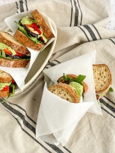 Mozzarella-pesto sandwich