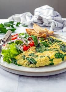 Pinaatti-fetamunakas ja raikas tsatsikisalaatti - Kreikkalaistyylinen aamiainen