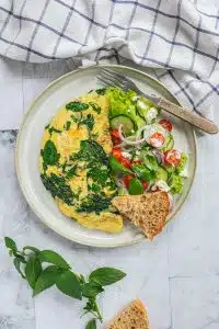 Pinaatti-fetamunakas ja raikas tsatsikisalaatti - Kreikkalaistyylinen aamiainen