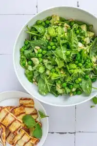 Vihreä salaatti avokadolla, herneillä ja mintulla