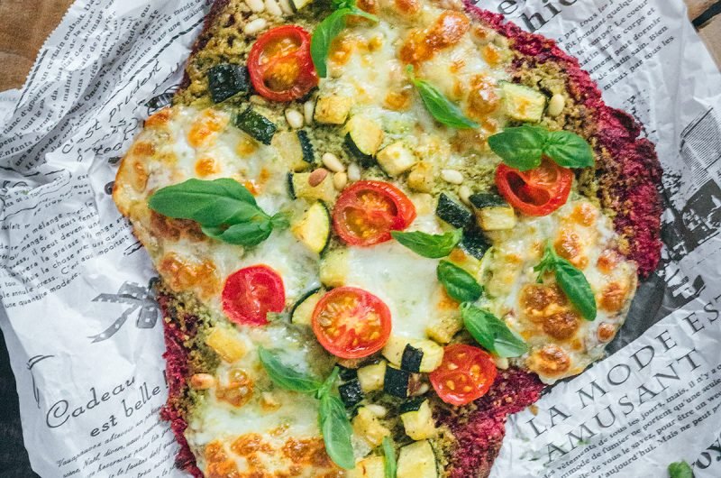 Punajuuripohjainen Pizza basilikapestolla